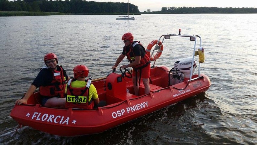 Strażacy z OSP Pniewy zwodowali swoją łódź
