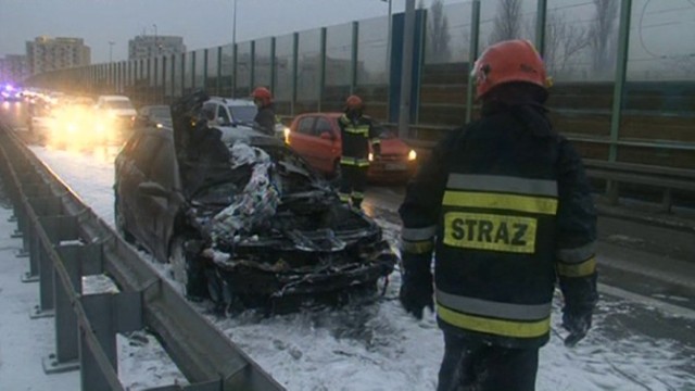 Spalone auto na Bielanach, w okolicach stacji metra Młociny