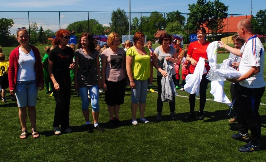 Piłkarski Dzień Dziecka w Miłoradzu. Zagrały też Super Mamy [ZDJĘCIA]