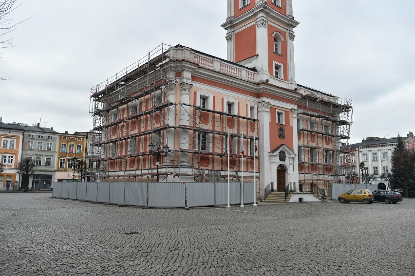 Leszno. Ratusz w rusztowaniach i tak będzie do jesieni. Potem zmieni kolor [ZDJĘCIA]