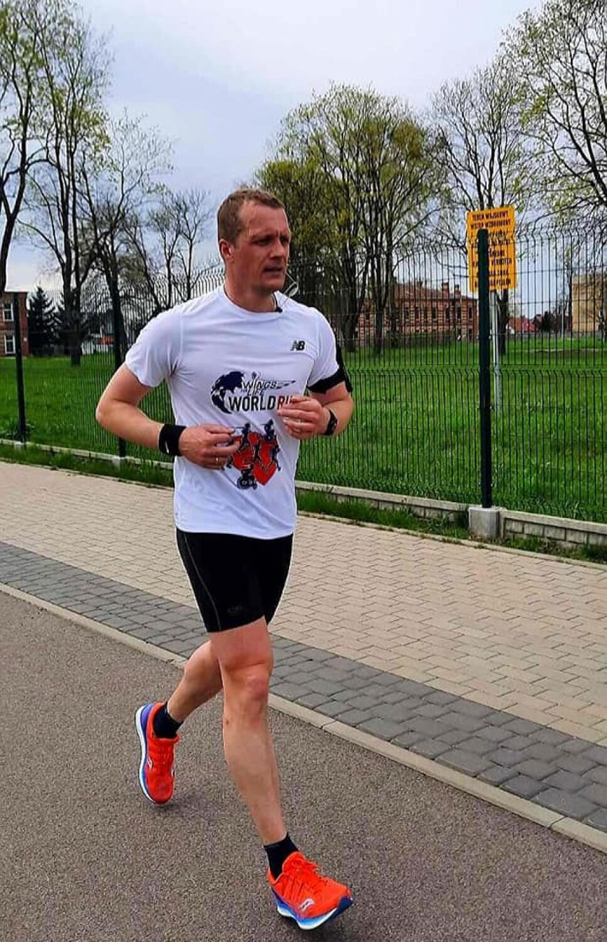 Pracownik Aresztu Śledczego w Suwałkach wziął udział w charytatywnym biegu Wings for Life World Run.