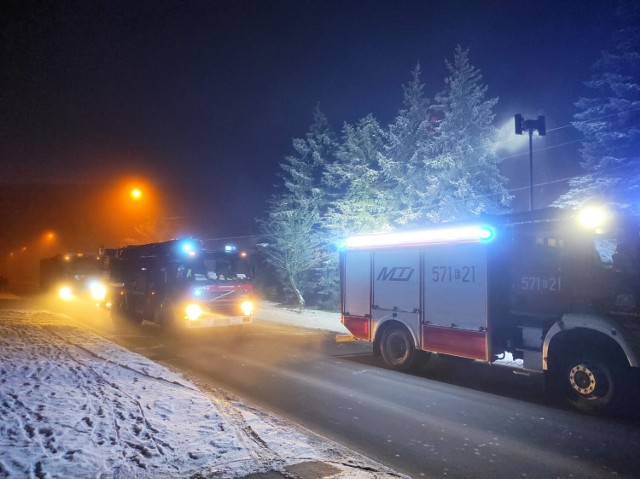 Policjanci ostrzegli o pożarze w domu w Zduńskiej Woli. Strażacy ugasili ogień