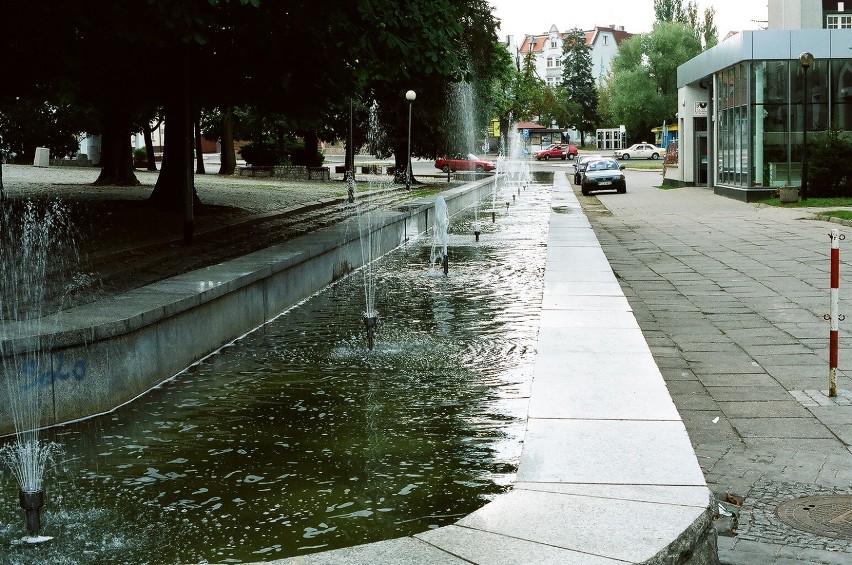 Czy ktoś jeszcze pamięta, jak wyglądał plac przed Filharmonią Zielonogórską? [zdjęcia]