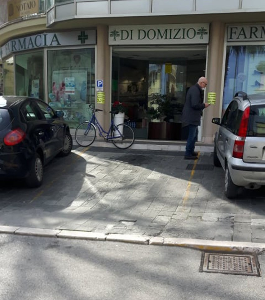 Opustoszałe ulice włoskich miasta z powodu epidemii...