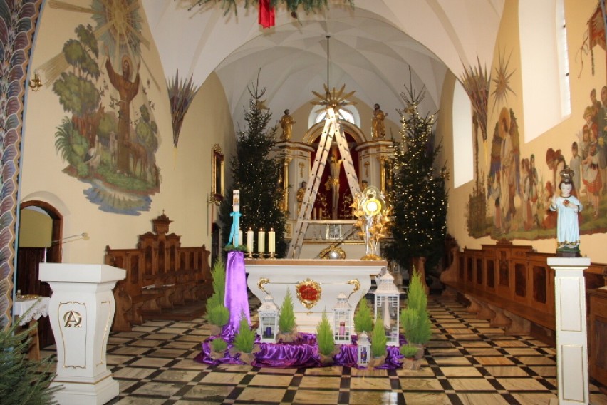 Świąteczne dekoracje i żywa szopka u Franciszkanów w Radziejowie - zima 2021/22 [zdjęcia]