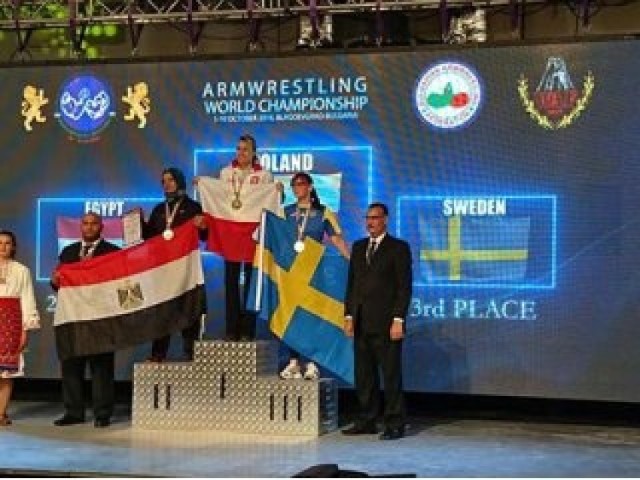 Marlena Wawrzyniak (Arm Fanatic Sport Grudziądz) z flagą Polski i złotym medalem mistrzostw świata w Bułgarii