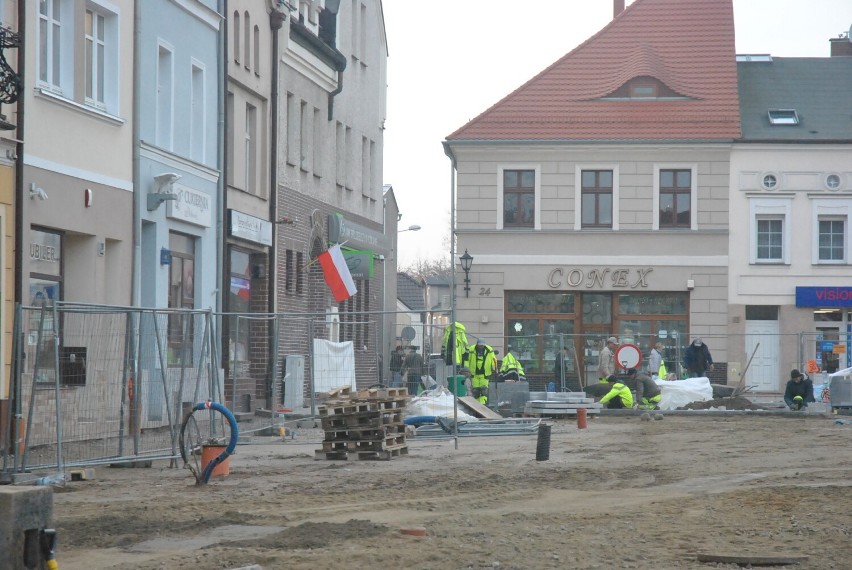 KOŚCIAN. Na rynku w Kościanie rozpoczęło się układanie kostki brukowej. Ulica Wrocławska prawie gotowa [ZDJĘCIA]  