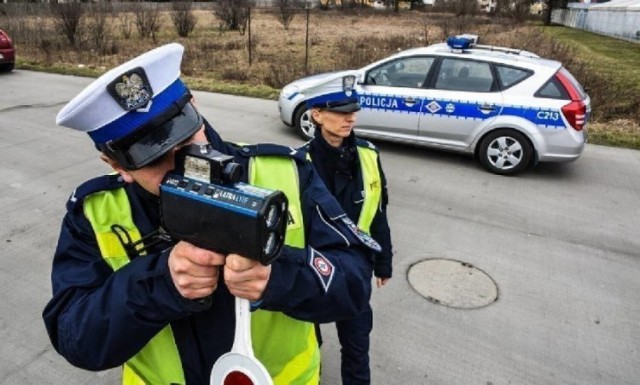 21 lipca 24-mieszkaniec Torunia został zatrzymany przez pleszewskich policjantów w miejscowości Brudzewek. Mężczyzna przekroczył dozwoloną prędkość o 18 km/h