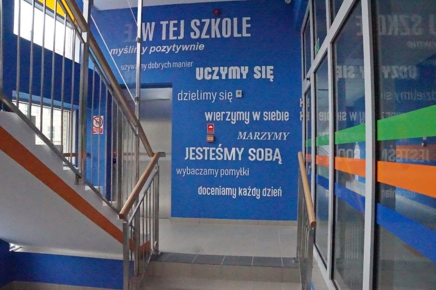 Nowy budynek przy SP 48 gotowy. Co się w nim znajduje? [ZDJĘCIA]