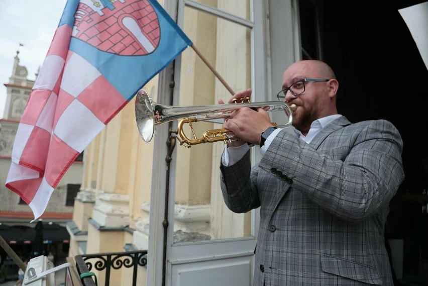 Marcin Wieczorek zagrał hejnał Kalisza z balkonu Trybunału...