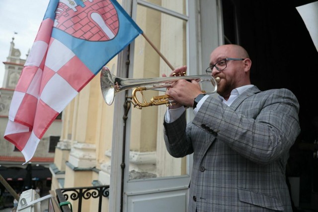 Marcin Wieczorek zagrał hejnał Kalisza z balkonu Trybunału Koronnego w Lublinie
