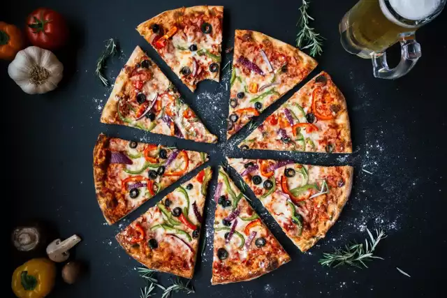 Idealna pizza- chrupiąca, z pysznym serem i własnoręcznie przygotowanym sosem pomidorowym według własnej receptury. Takie pizzy można zjeść w pizzeriach wymienionych przez naszych czytelników. Zobacz, gdzie zjeść najlepszą pizzę w mieście!