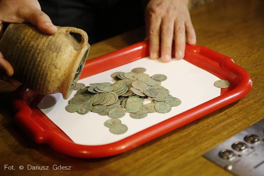 Skarb, 1385 srebrnych monet w Wałbrzychu. Do ratusza przyniósł go znalazca