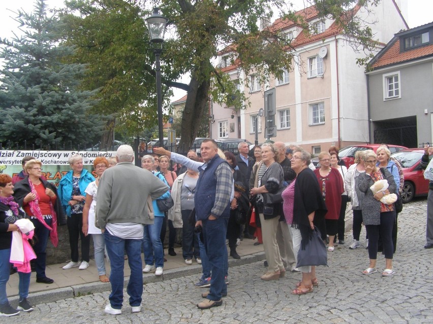 Studenci Uniwersytetu Trzeciego Wieku w Goniądzu chętnie...