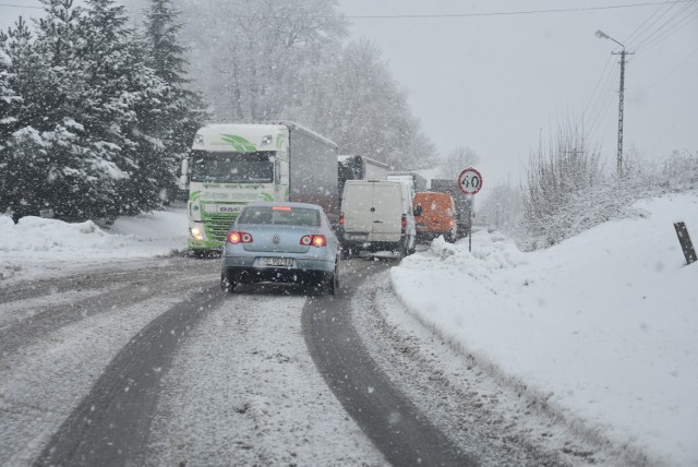 Ciężarówki blokują DW 932 na granicy Świerklan z Marklowicacmi. Nie mogą pokonać wzniesienia