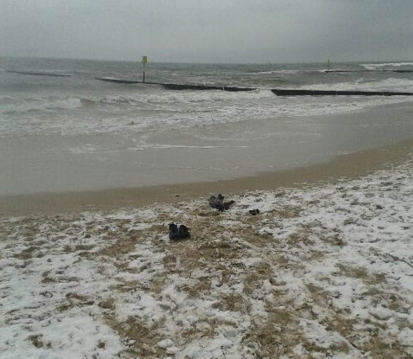 Na plaży znaleziono spodnie i buty