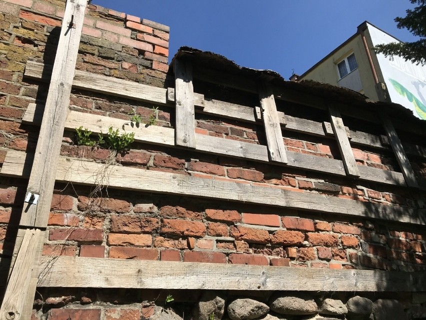 Sypie się zabytkowy mur obronny w Słupsku. Trzeba go zdudować na nowo