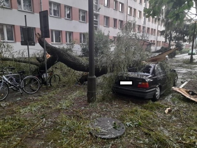 Os. Podwawelskie. Nawałnica łamała drzewa. Przygniecione zostało auto