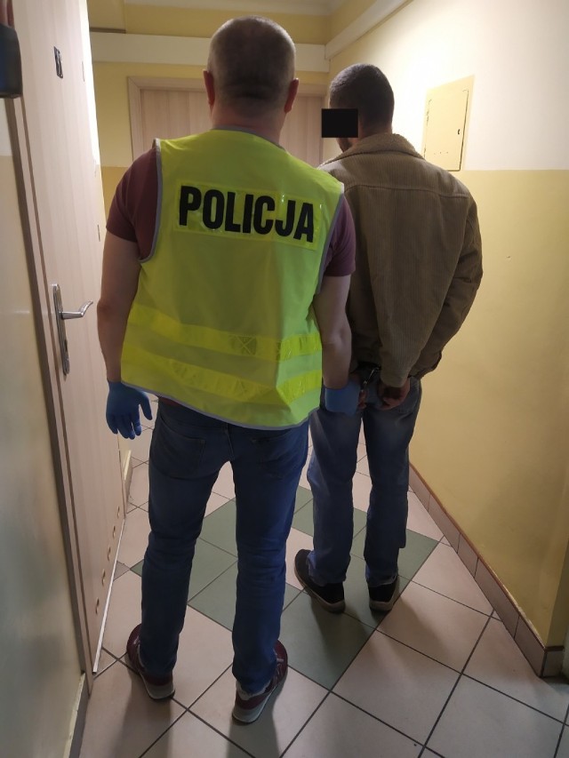 Policjanci z Golubia-Dobrzyna zatrzymali 31-latka podejrzanego o trzykrotne umyślne podpalenie drzwi do piwnic na osiedlu w naszym mieście. Mężczyzna podczas zatrzymania miał niewielką ilość amfetaminy