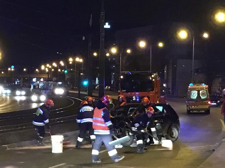 Kraków. Groźny wypadek przy moście Kotlarskim [ZDJĘCIA INTERNAUTY]