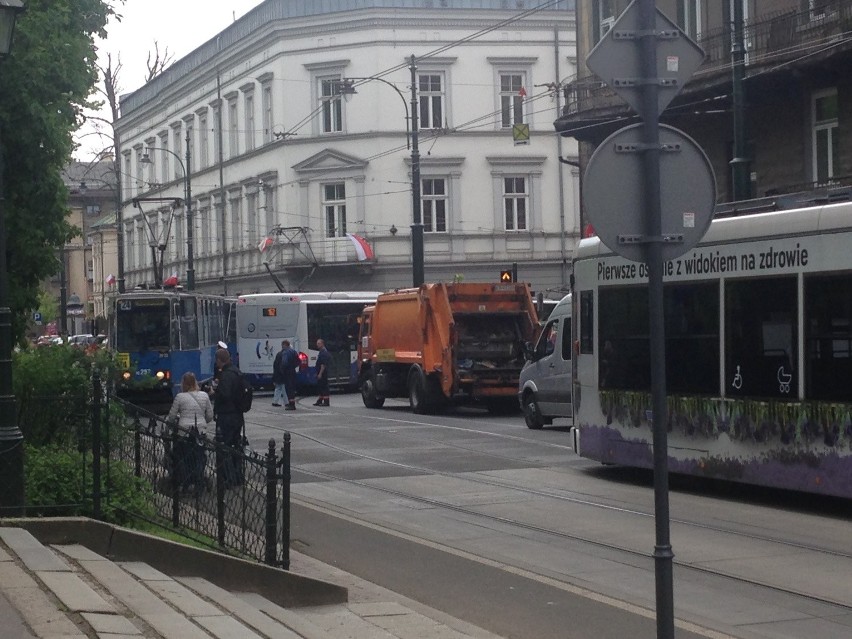 Kraków. Wypadek na ul. Straszewskiego. Autobus zderzył się z tramwajem [ZDJĘCIA, WIDEO]