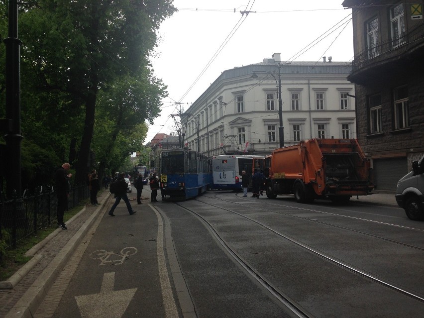 Kraków. Wypadek na ul. Straszewskiego. Autobus zderzył się z tramwajem [ZDJĘCIA, WIDEO]