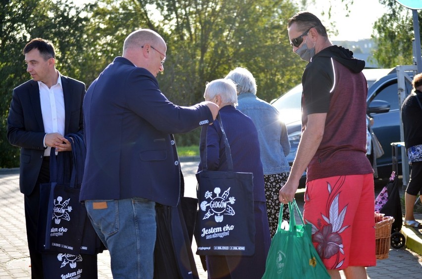 W ramach akcji Sprzątania Świata, na miejskim targowisku w Głogowie prezydent Rafael Rokaszewicz rozdawał ekologiczne torby na zakupy