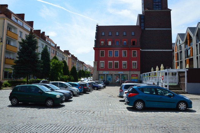 Mniej miejsc parkingowych w centrum Nysy. Magistrat zamyka część rynku do remontu.