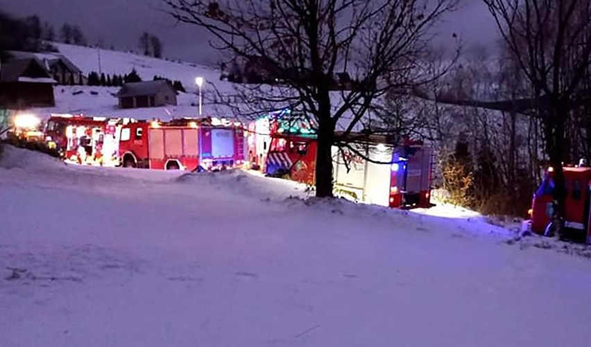 Nocna łuna nad Gorcami. Dom płonął w Szczawie. Strażackie wozy grzęzły w śniegu