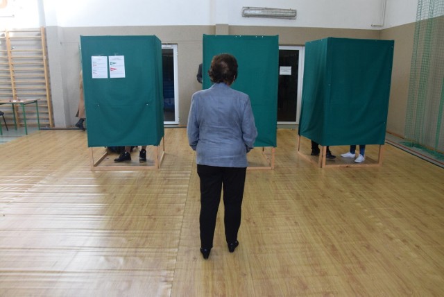 Głosowanie w OKW w bielskiej SP nr 26 przy ul. Złoty Potok