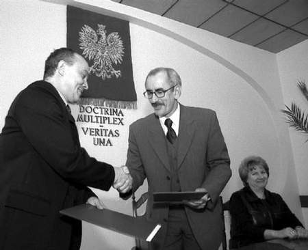 Podpisanie umowy przez rektora prof. Janusza Szopę i dyrektora Artura Włosińskiego.