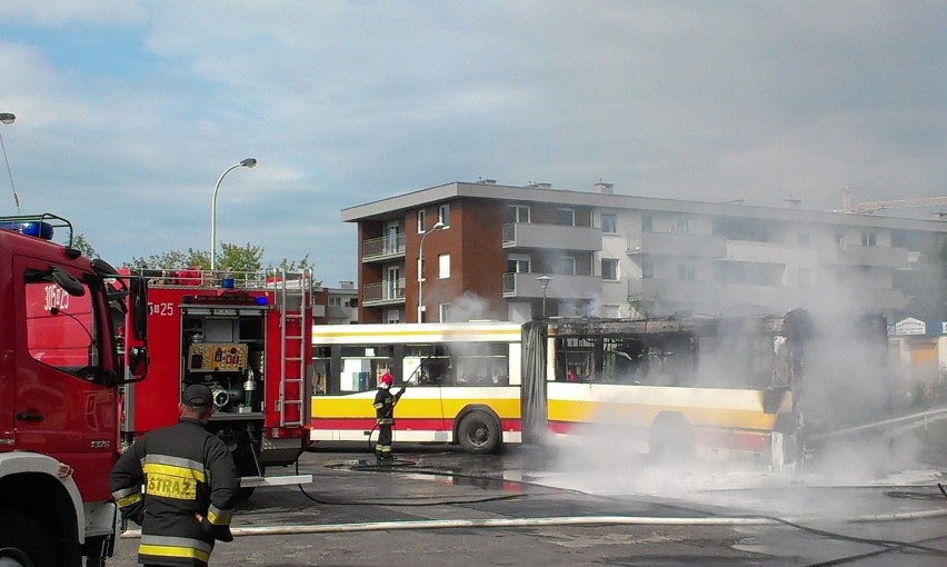 Wrocław: Autobus zapalił się na pętli na Psim Polu (ZDJĘCIA)