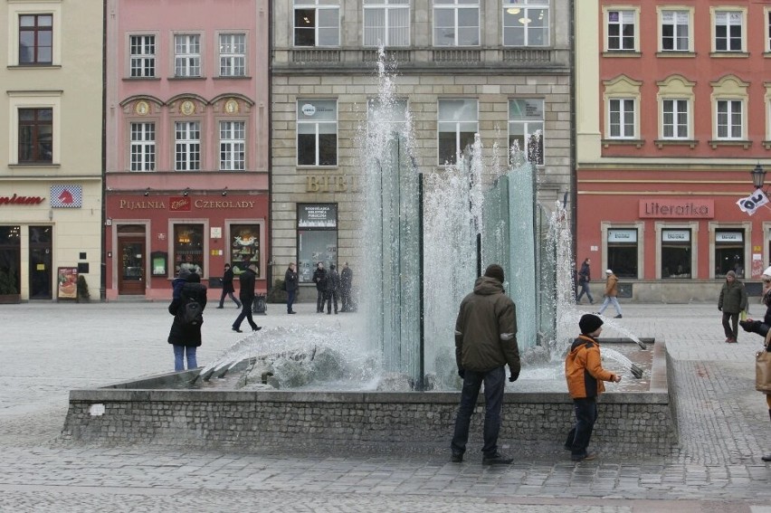 Wrocław: W fontannach już leci woda. Tylko na próbę (ZDJĘCIA)