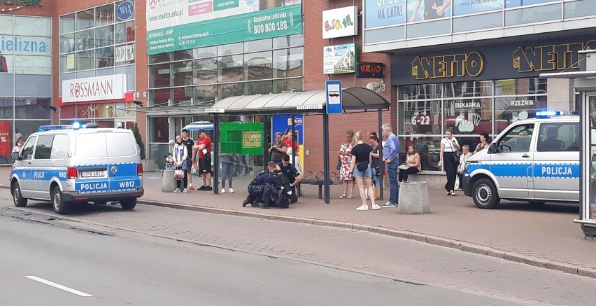 Akcja służb w centrum Stargardu. Zareagowali przechodnie. Policjanci ruszyli na sygnale 