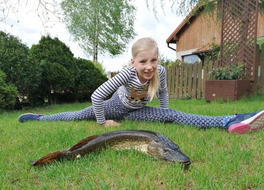 Bianca łowi ryby ze swoim tatą Pawłem.