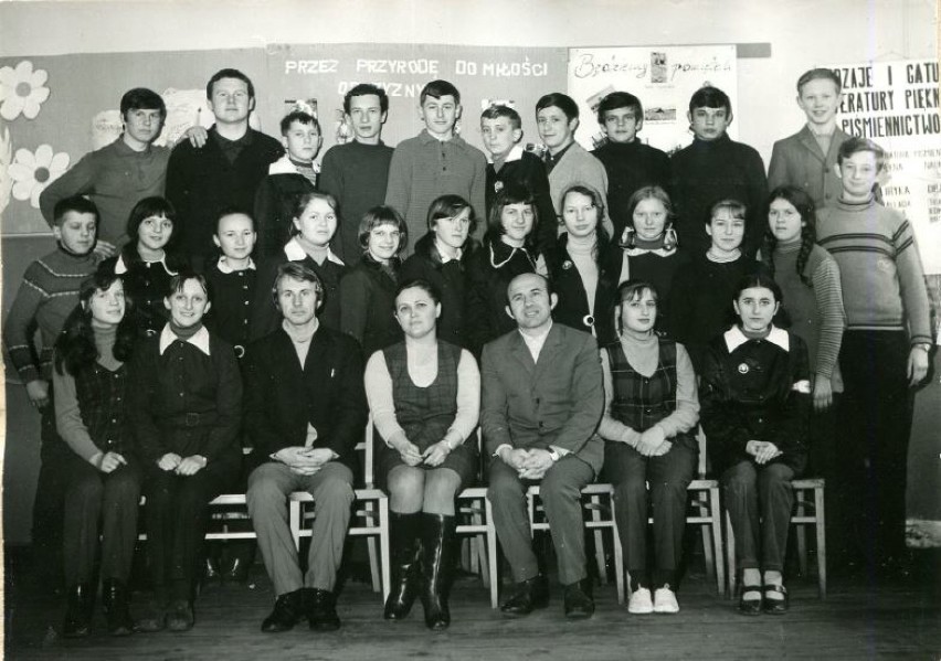 Absolwenci Szkoły Podstawowej w Bininie 1972' wraz z...