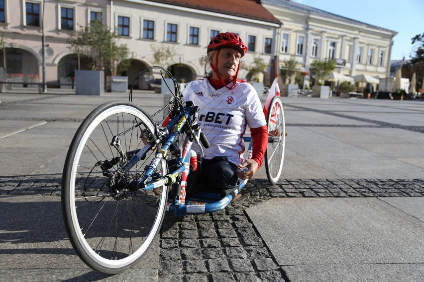 Krzysztof Jarzębski z Pabianic, niepełnosprawny kolarz poruszający się na rowerze za pomocą rąk, odwiedził Kielce (ZDJĘCIA, WIDEO)