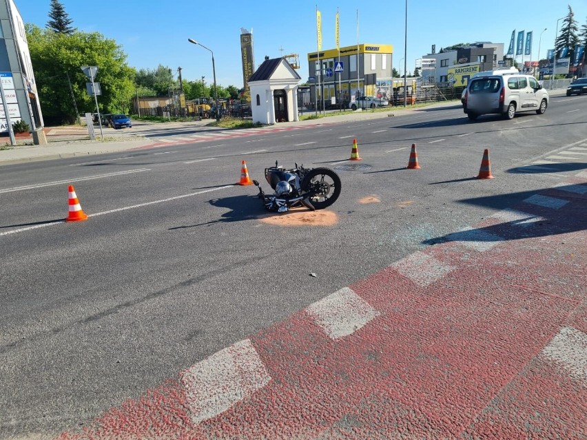 Wypadek w Tarnowie. Zderzenie samochodu z motocyklistą na skrzyżowaniu ulic Krakowska - Fabryczna. Jedna osoba ranna