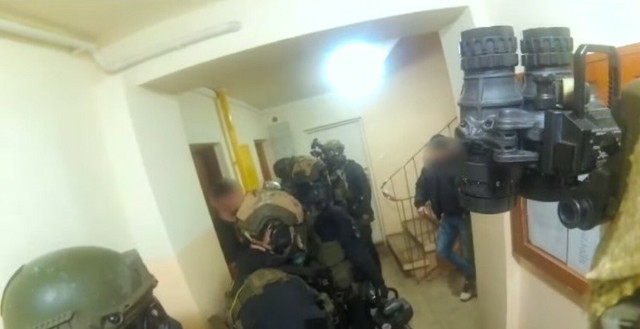 Kadr z filmu z zatrzymania przestępcy, który wymachiwał bronią w restauracji w Bieńczycach