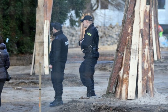 Odkrycia kości ludzkich dokonano w piątek, 2 lutego, podczas prac budowlanych koło filharmonii w Zielonej Górze. Na miejsce została wezwana zielonogórska policja.

– Miejsce, w którym zostały odkryte ludzkie szczątki został zabezpieczony – mówi podinsp. Małgorzata Stanisławska, rzecznika zielonogórskiej policji. 

Z ziemi zostały wykopane pozostałości ludzkich kości. Z pewnością są to stare kości. Mimo wszystko ich pochodzenie będzie wyjaśniane przez policję.

Zobacz też: Najnowszy Magazyn Informacyjny GL (2.02.2018)


