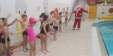 Szamotuły. Święty Mikołaj zawitał na pływalnię i... poprowadził z dziećmi rozgrzewkę!