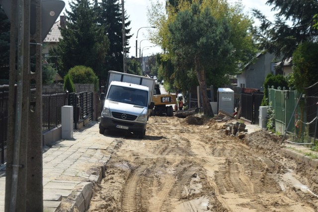 Na ulicy Ciemnej w Radomiu zakończyły się już główne prace ziemne, ale jest jeszcze wiele prac przy ułożeniu  kanalizacji, a potem budowie nawierzchni ulicy.