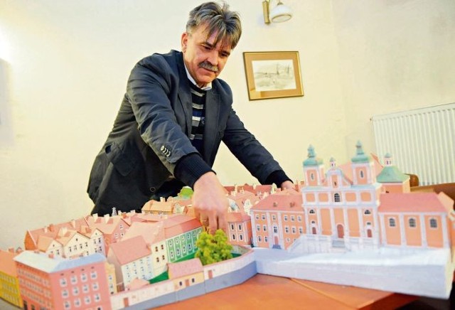 Krzysztof Przybyła prezentuje fragmenty makiety, której budowa zajmie jeszcze kilka lat