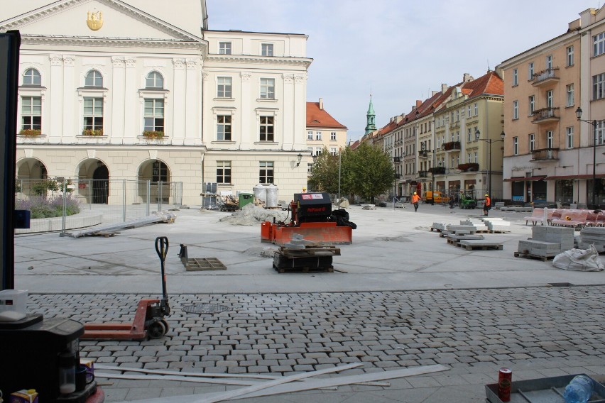 Remont Głównego Rynku w Kaliszu znów się przeciągnął. Prace...