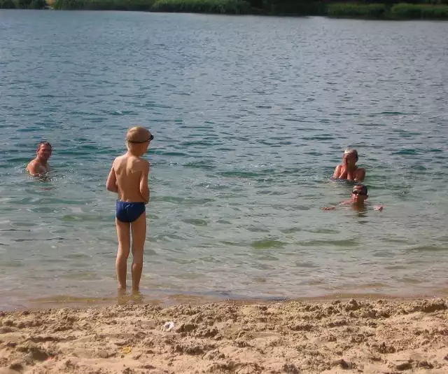 Mieszkańcy całymi rodzinami wypoczywają na plażach i kąpią się w żwirowni w Zaborowie