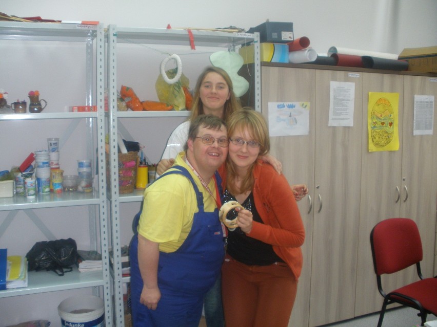 Strzegom: Wolontariusze  Jaroszowa na Warsztatach Terapii Zajęciowej