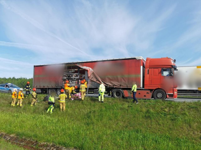 Od wystrzału opony zapaliła się naczepa samochodu ciężarowego przewożącego artykuły spożywcze na autostradzie A4 przed Tarnowem