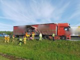 Pożar ciężarówki na autostradzie A4 między Brzeskiem i Tarnowem. Z pomocą w ugaszeniu ognia pospieszyli inni kierowcy oraz strażacy