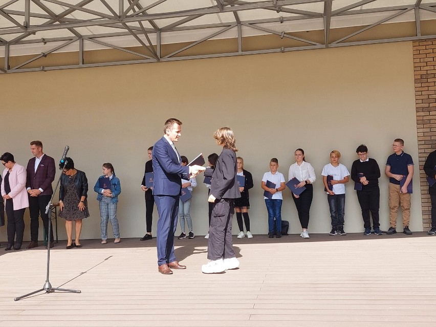 Stypendia Burmistrza Stawiszyna przyznane. Nagrodzono 27 uczniów. ZDJĘCIA