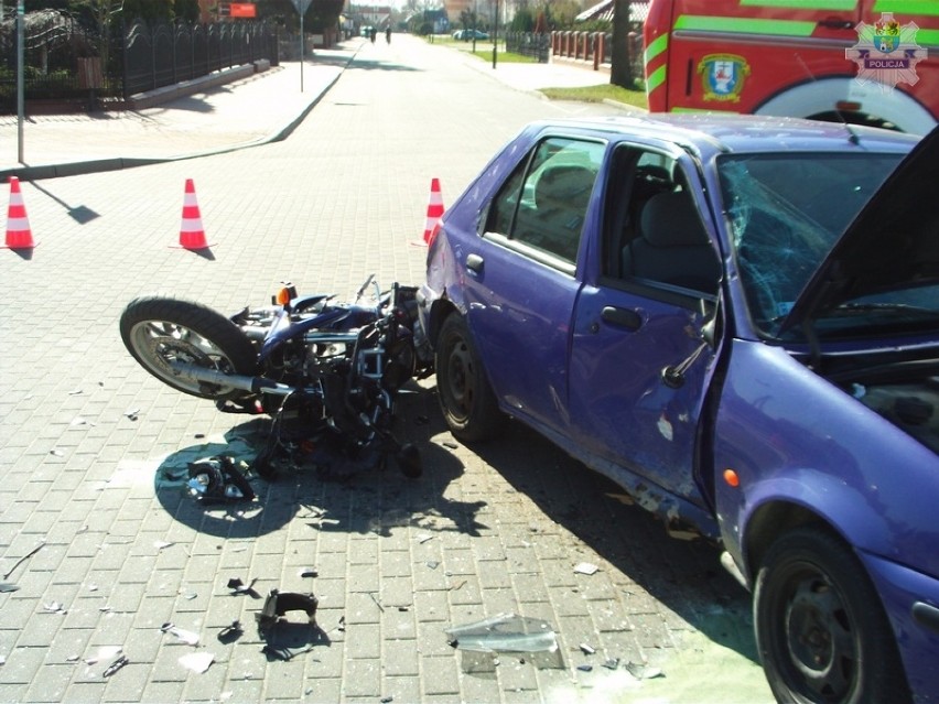 Wypadek w Łebie. Motocyklista uderzył w auto. Trafił do szpitala